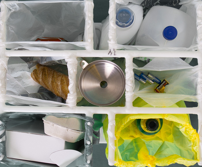 Novo Recycler System lleno de basura separada: cartón, plástico, resto, vidrio, orgánico,aceite, pilas y latas